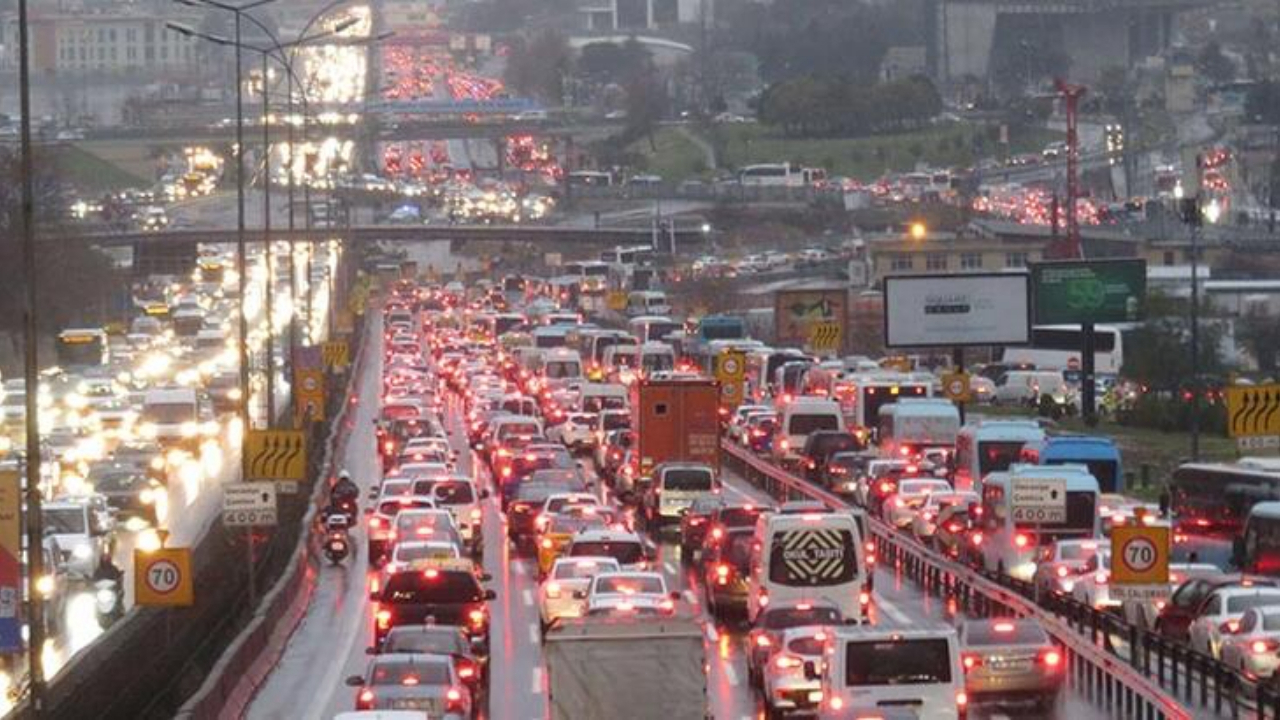 İstanbul'da yoğun yağış trafiği felç etti!