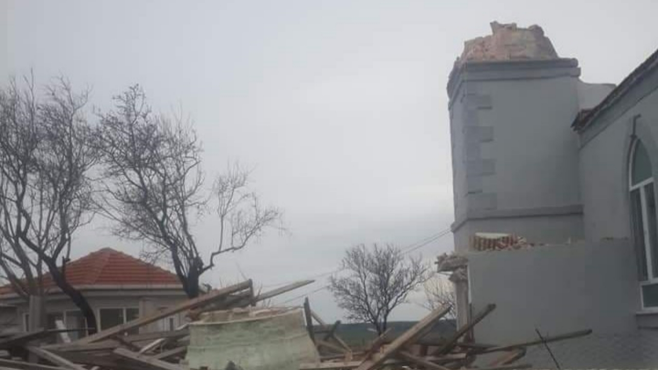 Edirne'de rüzgar caminin minaresini yıktı!
