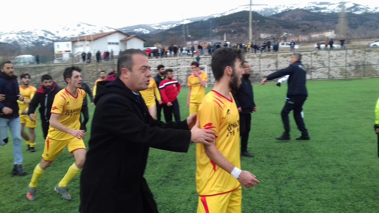 Futbolcular birbirine girdi, polis havaya ateş açtı...