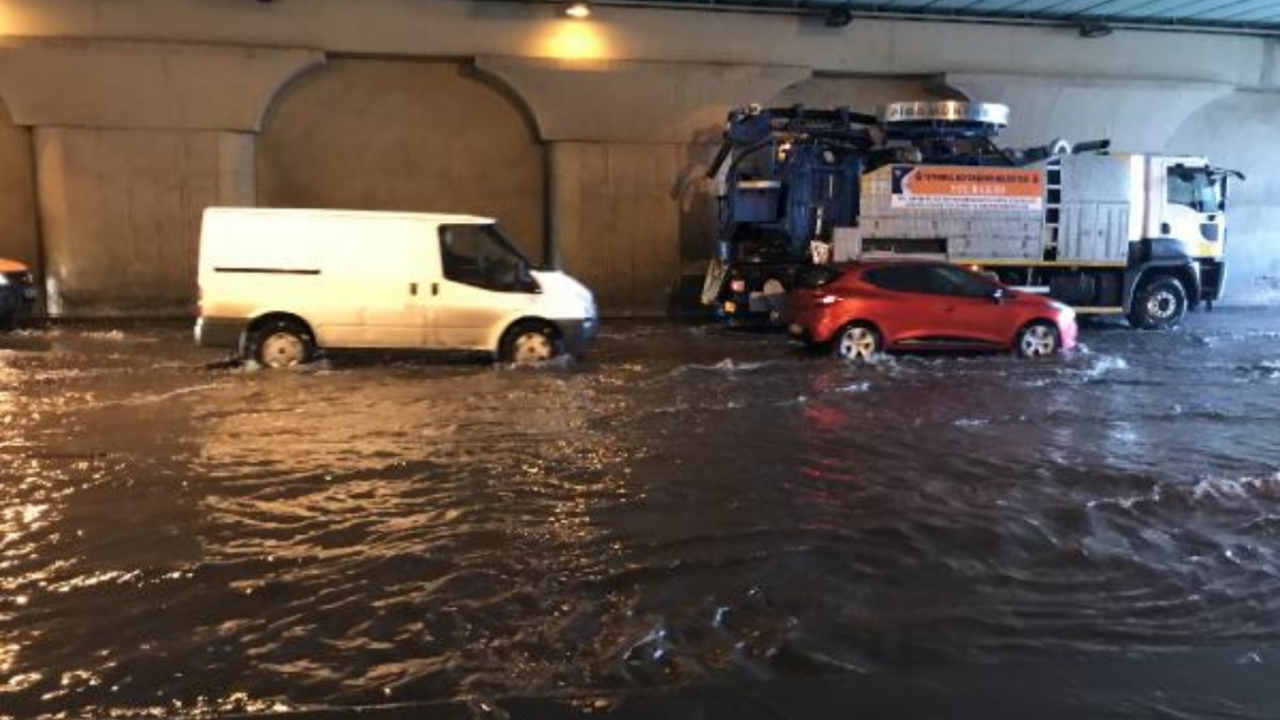 İstanbul'da şiddetli yağış sürüyor! Topkapı alt geçidini su bastı...