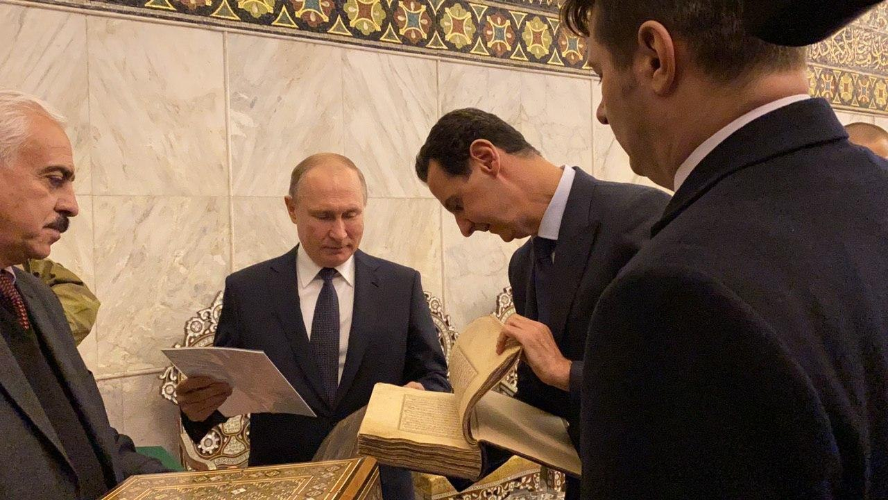 Putin, Emevi Camii’nde Kur'an-ı Kerim’i inceledi