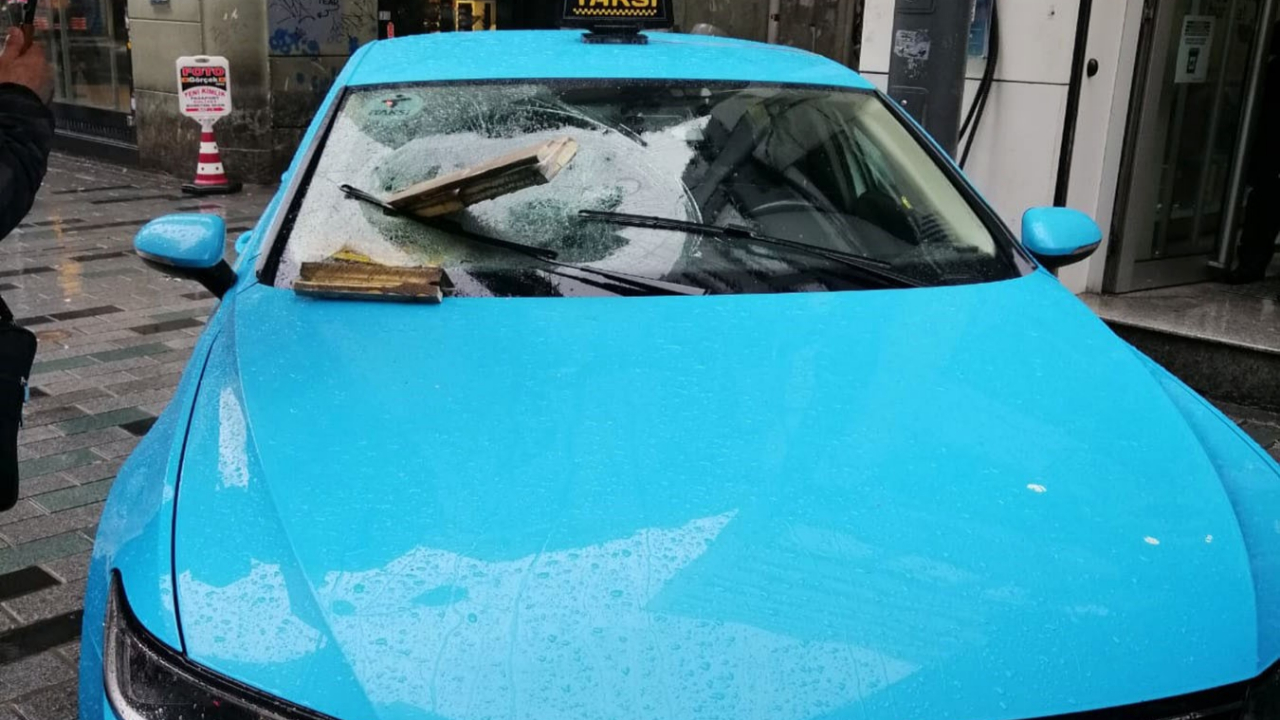 Çatıdan kopan parça taksiye ok gibi saplandı!