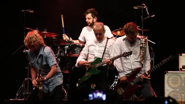 Dünyaca ünlü rock grubunun gitaristi hayatını kaybetti!