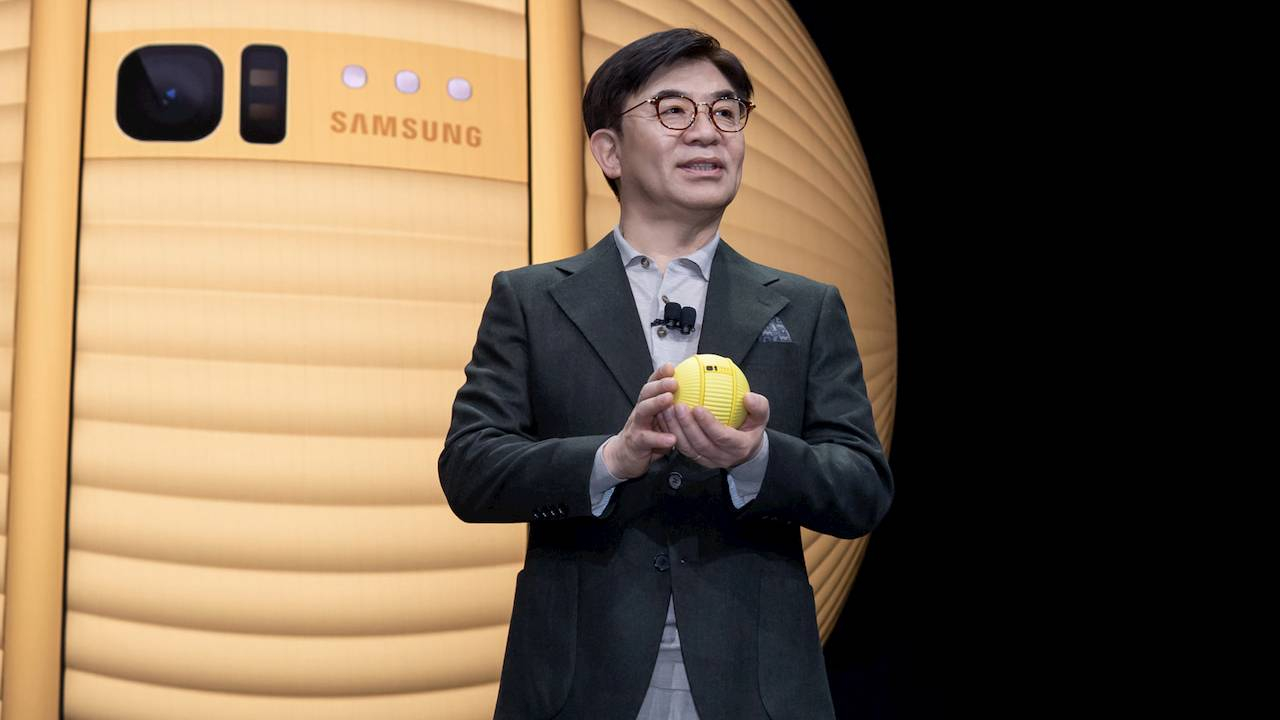 Samsung, sahibini takip eden robot üretti!