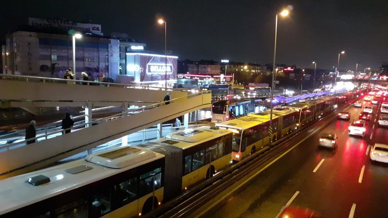 İstanbul'da metrobüs çilesi...