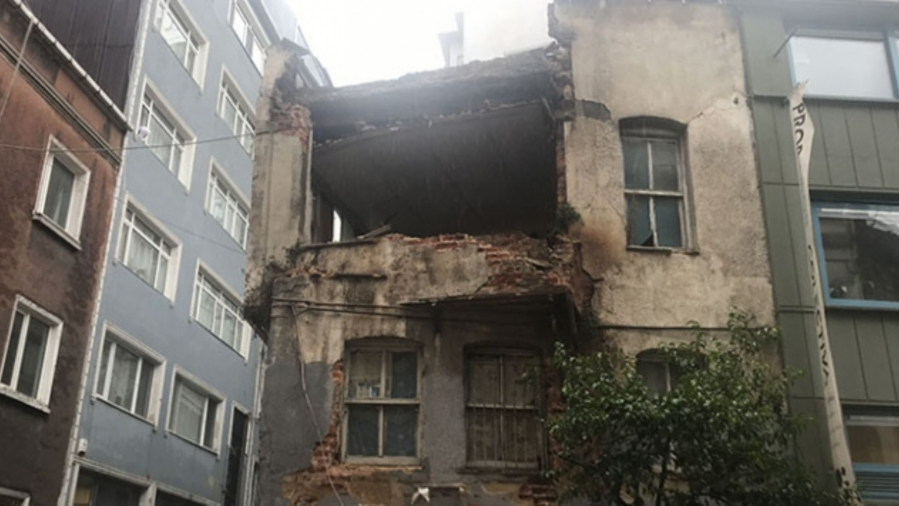 Beyoğlu'nda 2 katlı bina çöktü!