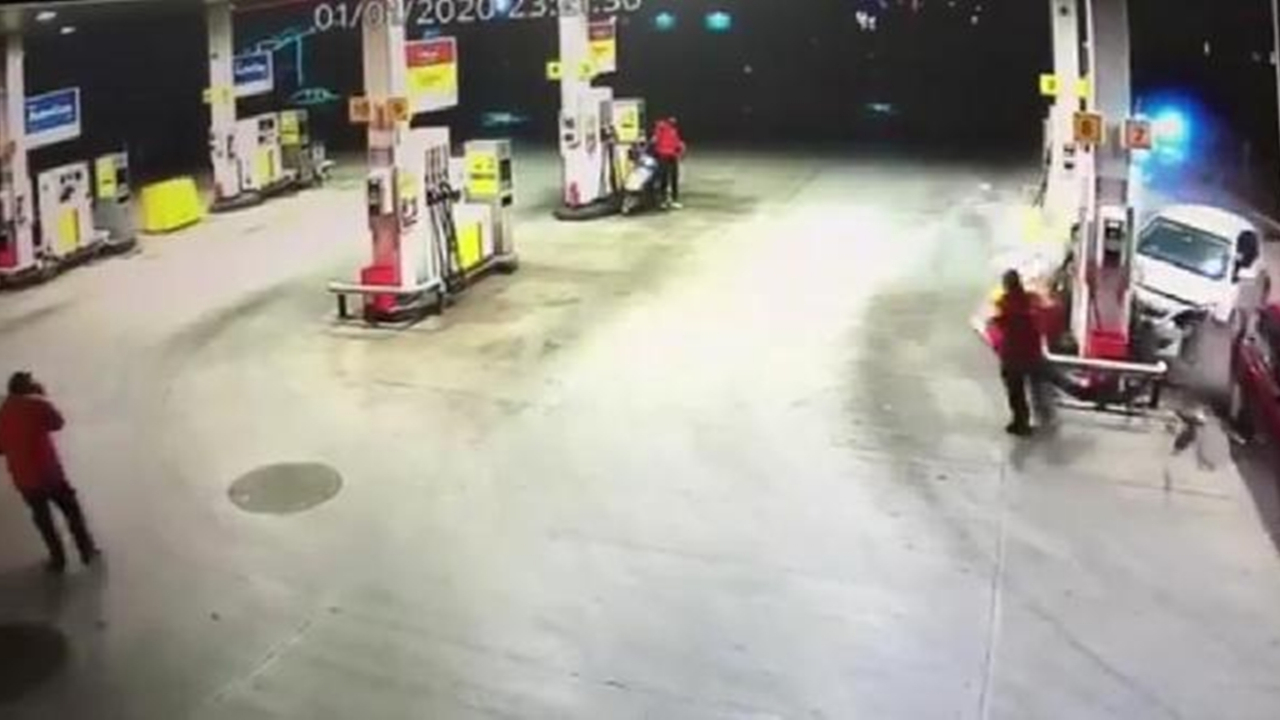 Otomobil petrol istasyonuna daldı...