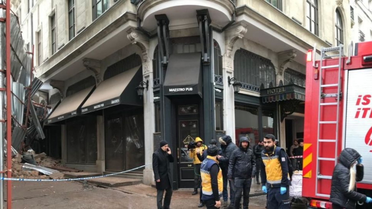 Beyoğlu'nda bina çöktü!