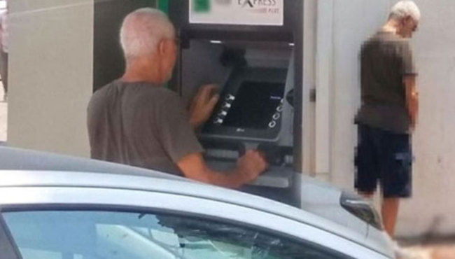 Ünlü şarkıcı Bodrum'da banka duvarına işedi!