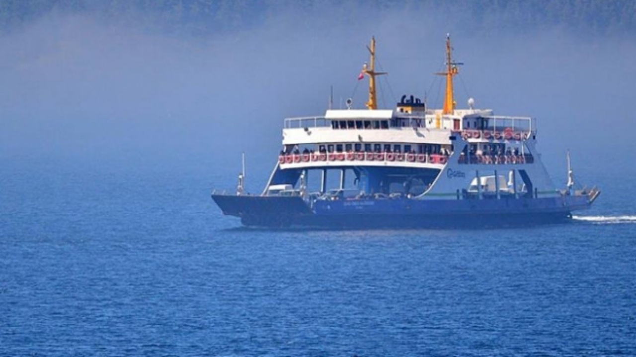 Çanakkale'de balıkçı teknesi feribota çarptı!