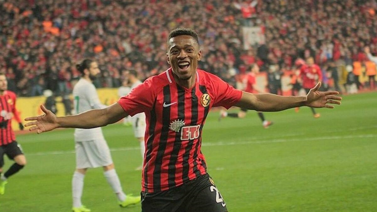 Galatasaray'ın yeni transferi formayı giydi!