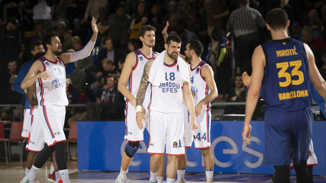 Anadolu Efes, Barcelona'yı deplasmanda devirdi!