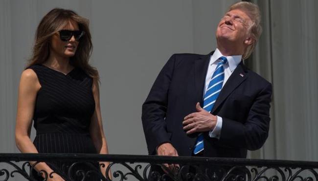 Tutulmayı böyle takip etti! Trump'ın bu görüntüleri sosyal medyayı salladı...