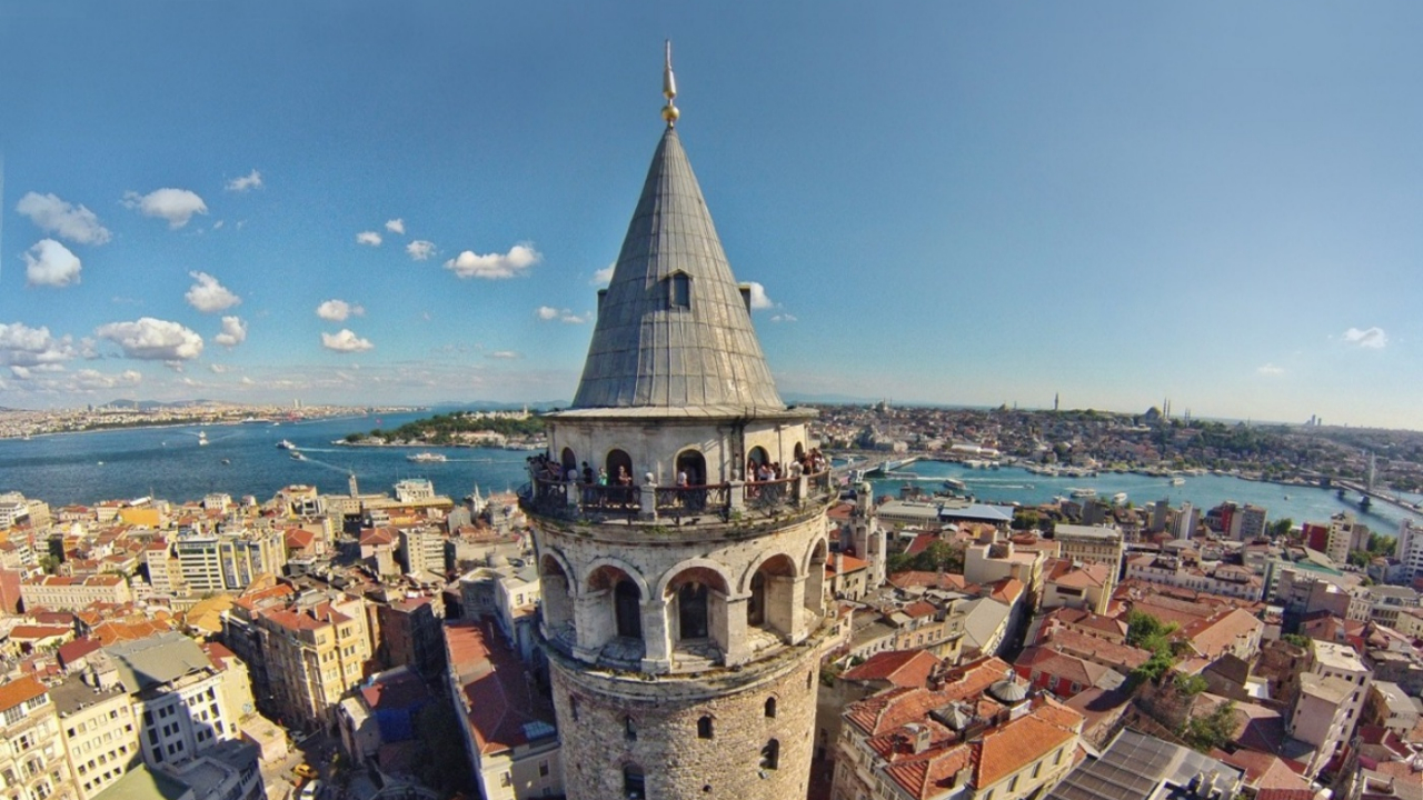 İstanbul'un kültürel tarihi cebinizde! Ünlü isimler seslendirdi...