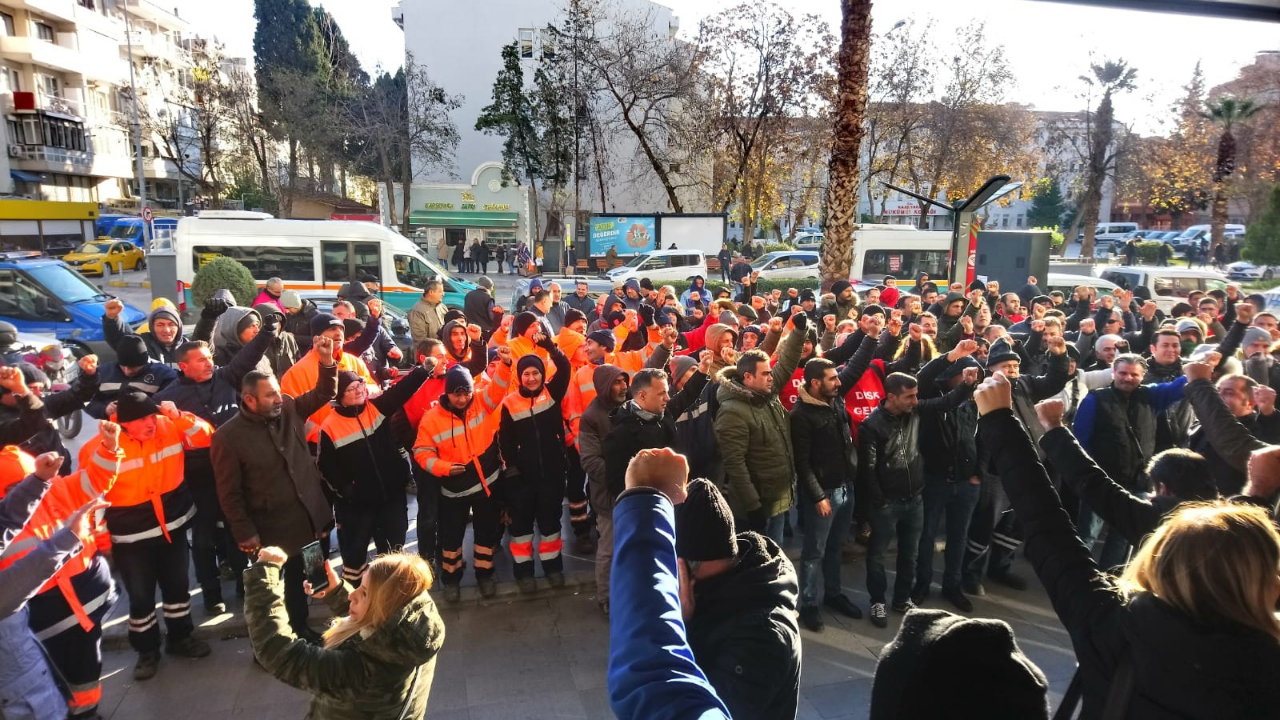 İzmir'de maaşını alamayan işçiler eylem yaptı