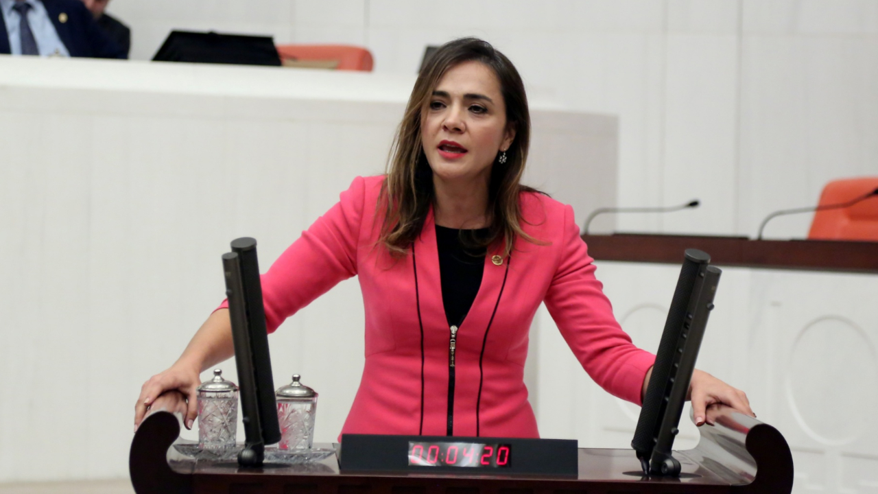 CHP'li vekilin manikür isyanı! Kulaklarını kapatıp bağırmaya başladı...