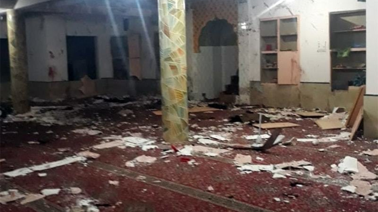 Pakistan'da mescide canlı bombalı saldırı...