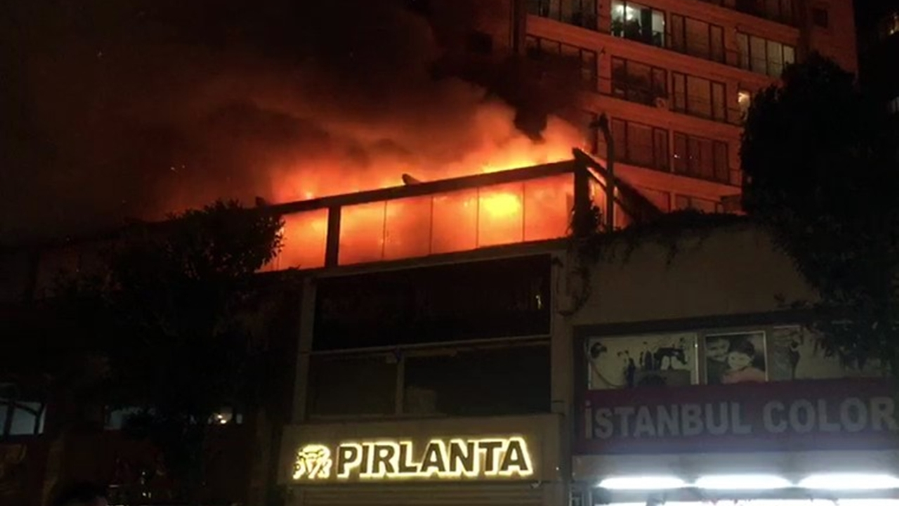Kafenin çatışı alev, alev yandı...