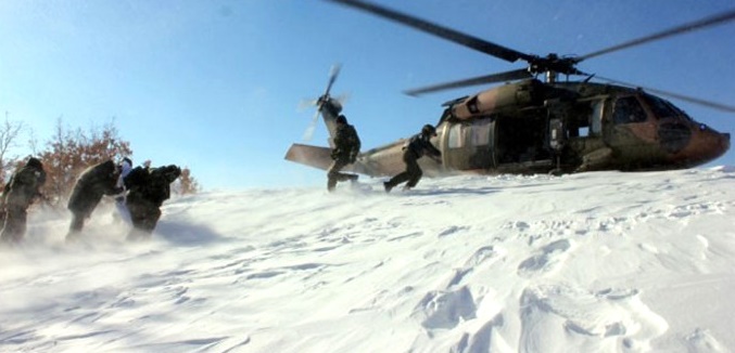 Helikopterler bombalıyor, komandolar sevk ediliyor!