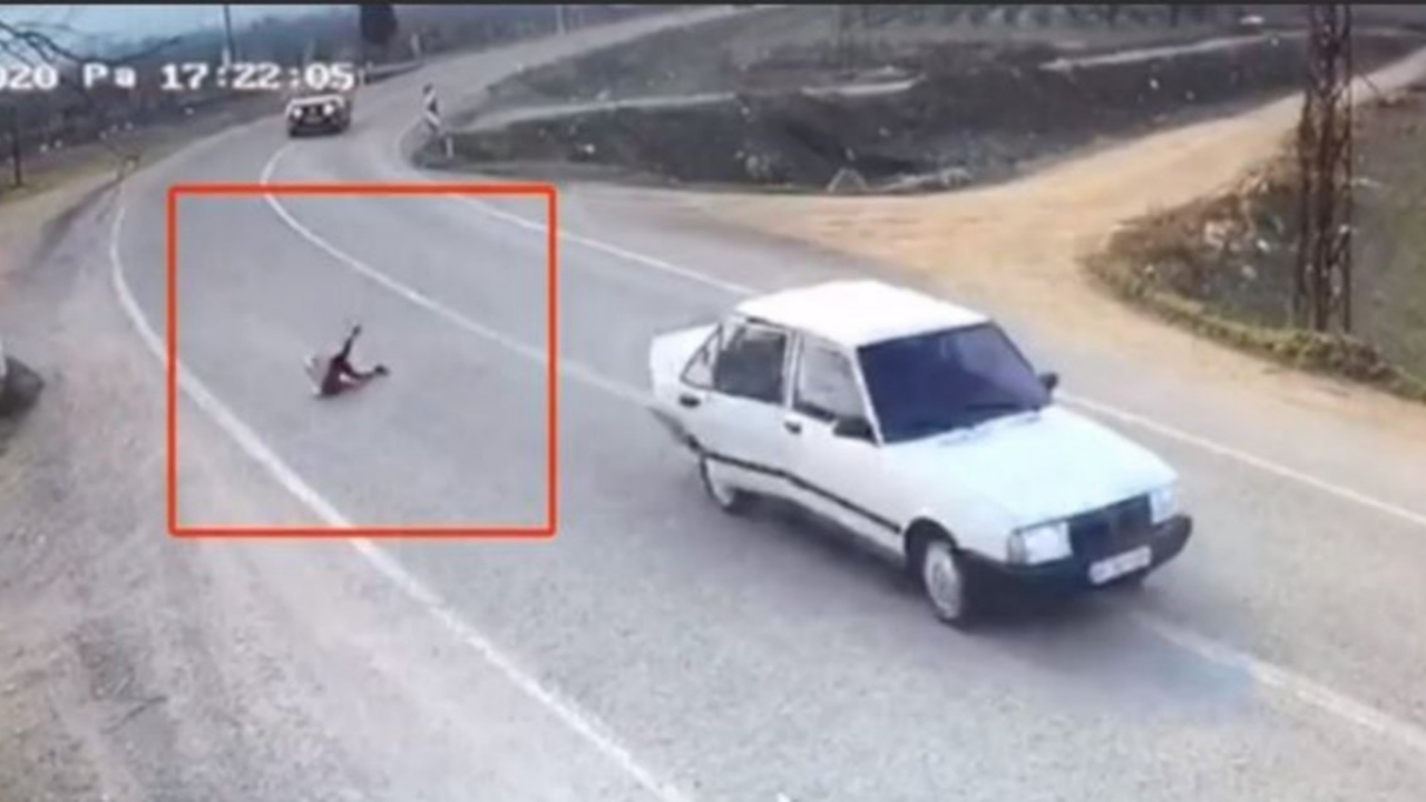 Hızla giden arabadan yola savruldu! Küçük kız ölümden döndü...