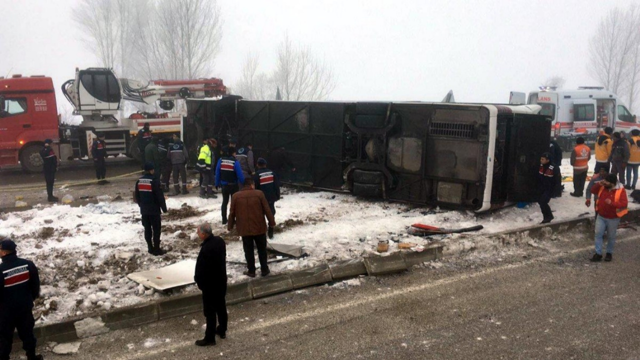 Isparta'da can pazarı! Otobüsün altında kaldılar