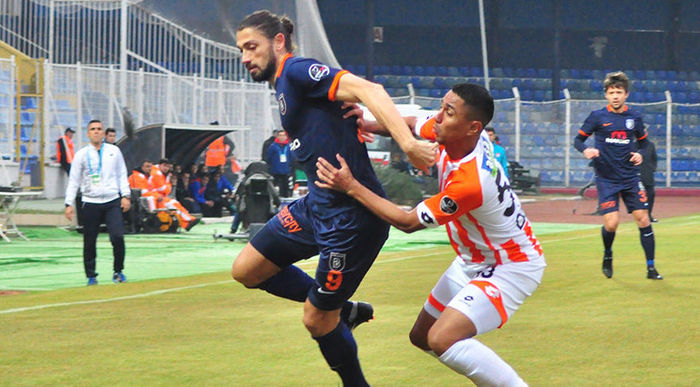 Lider Başakşehir Adana'da ucuz kurtuldu