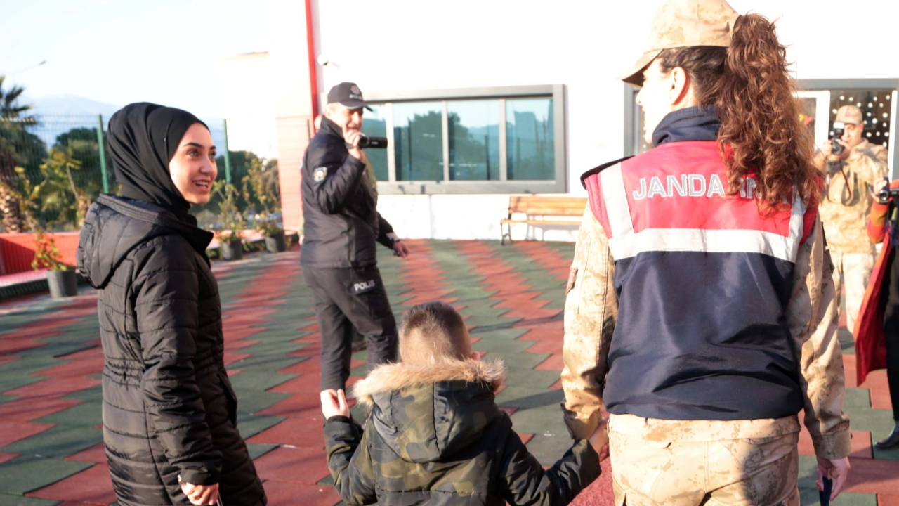 Jandarma ve polis, okul yolunda şehit çocuklarına eşlik ediyor