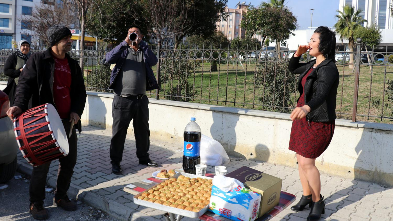 Eşinden boşanan kadın adliye önünde halay çekti!