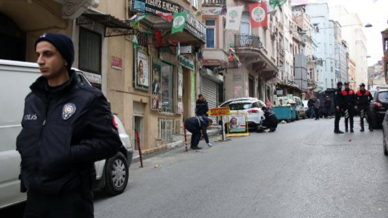 Beyoğlu'ndaki HDP binası önünde hareketli anlar! Çok sayıda silah sesi...