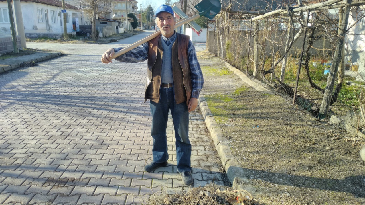 Belediyeden sokakları süpüren adama ültimatom!
