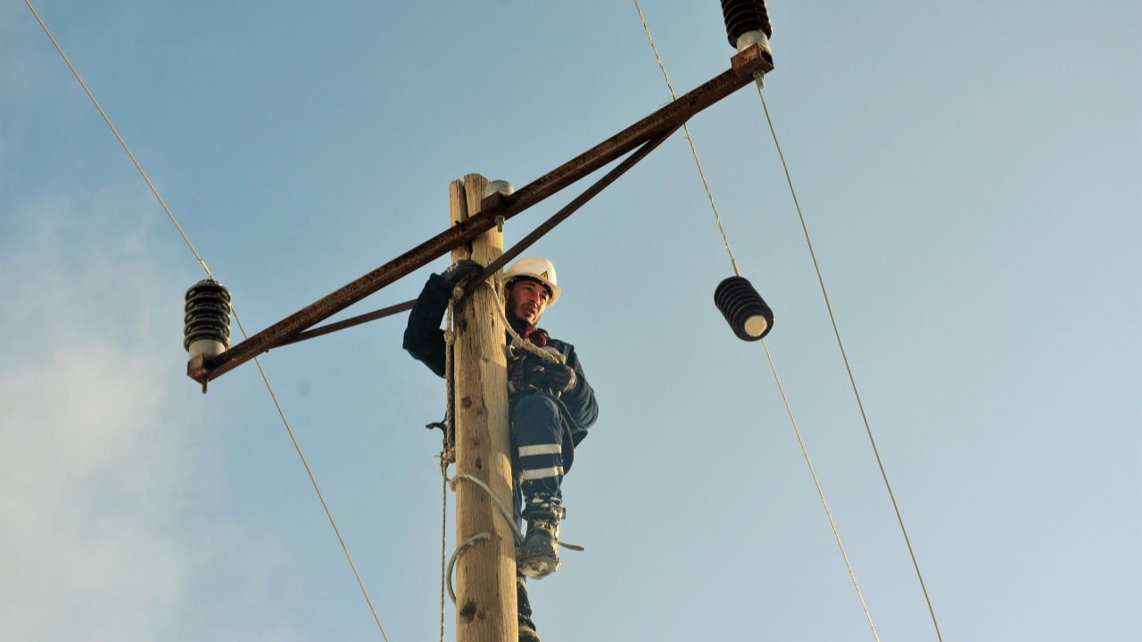VEDAŞ ekipleri, elektrik arızasını gidermek için karlı tepelere tırmandı!