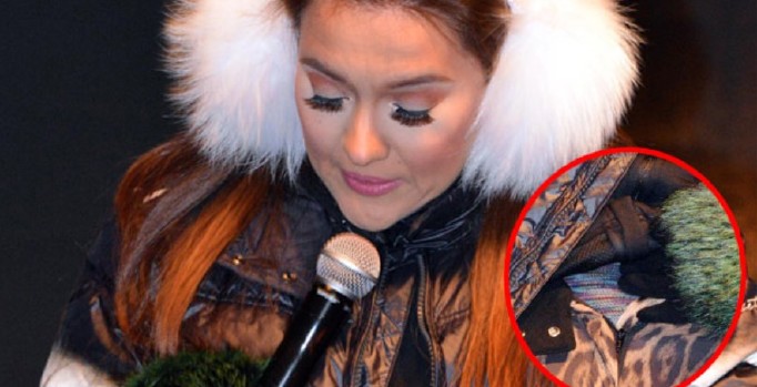 Demet Akalın'ın zor anları: Düğmesi patladı!