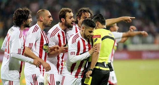 FIFA'dan yeni bir kural daha! Artık hakemle sadece kaptan konuşacak!