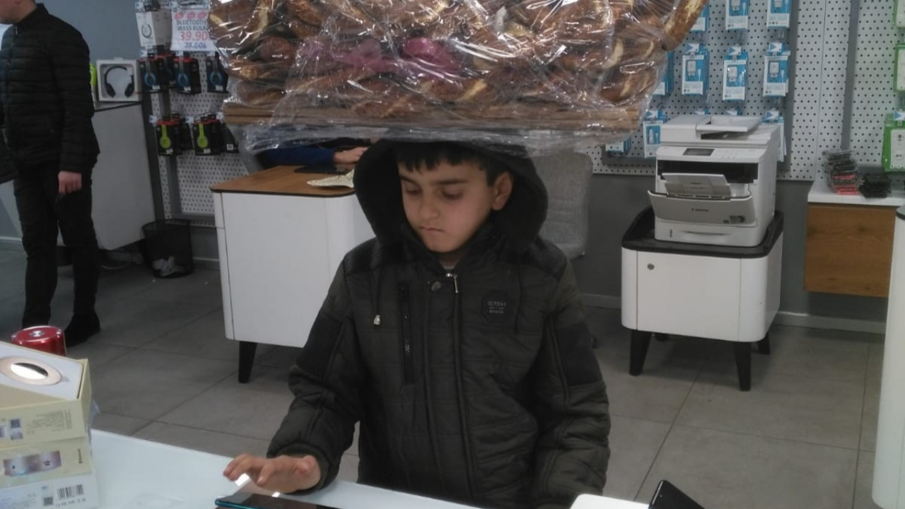 Simit satan çocuğun görüntüsü yürek burktu!