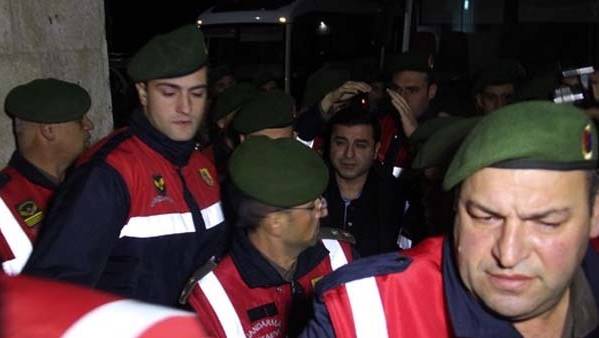Demirtaş, 'Apo'nun kellesini getireceğiz' diyenle aynı koğuşta!