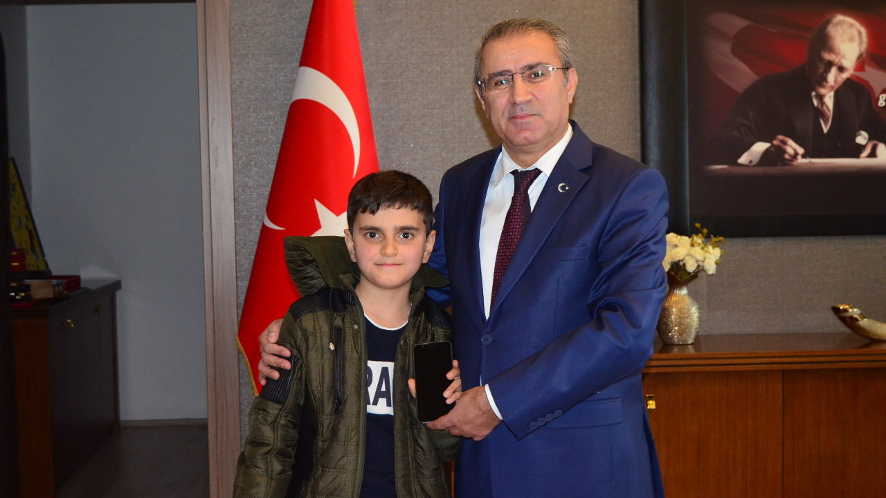 Türkiye'nin konuştuğu simitçiye kaymakam sahip çıktı!