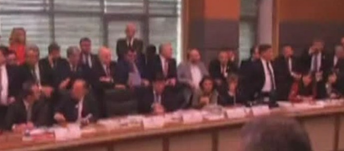 Seçilme yaşını 18'e indiren madde Anayasa Komisyonu'nda kabul edildi