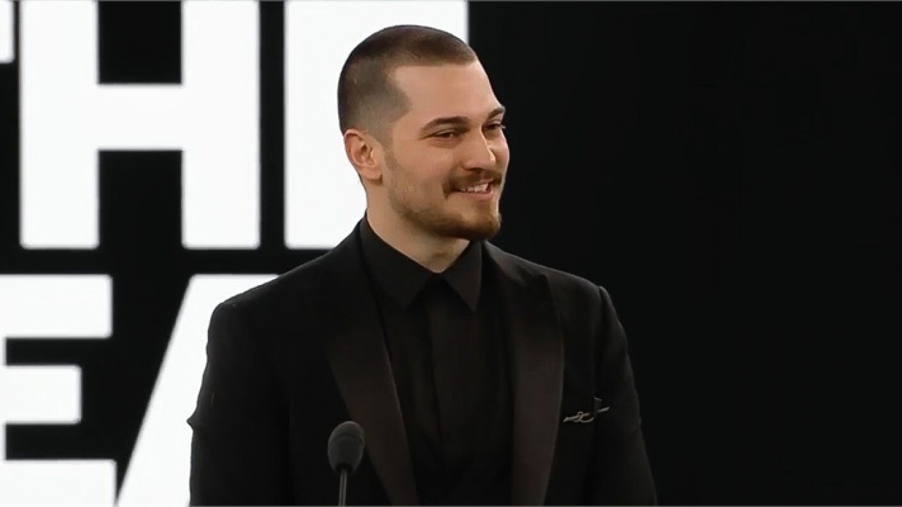 Çağatay Ulusoy asker tıraşı oldu!