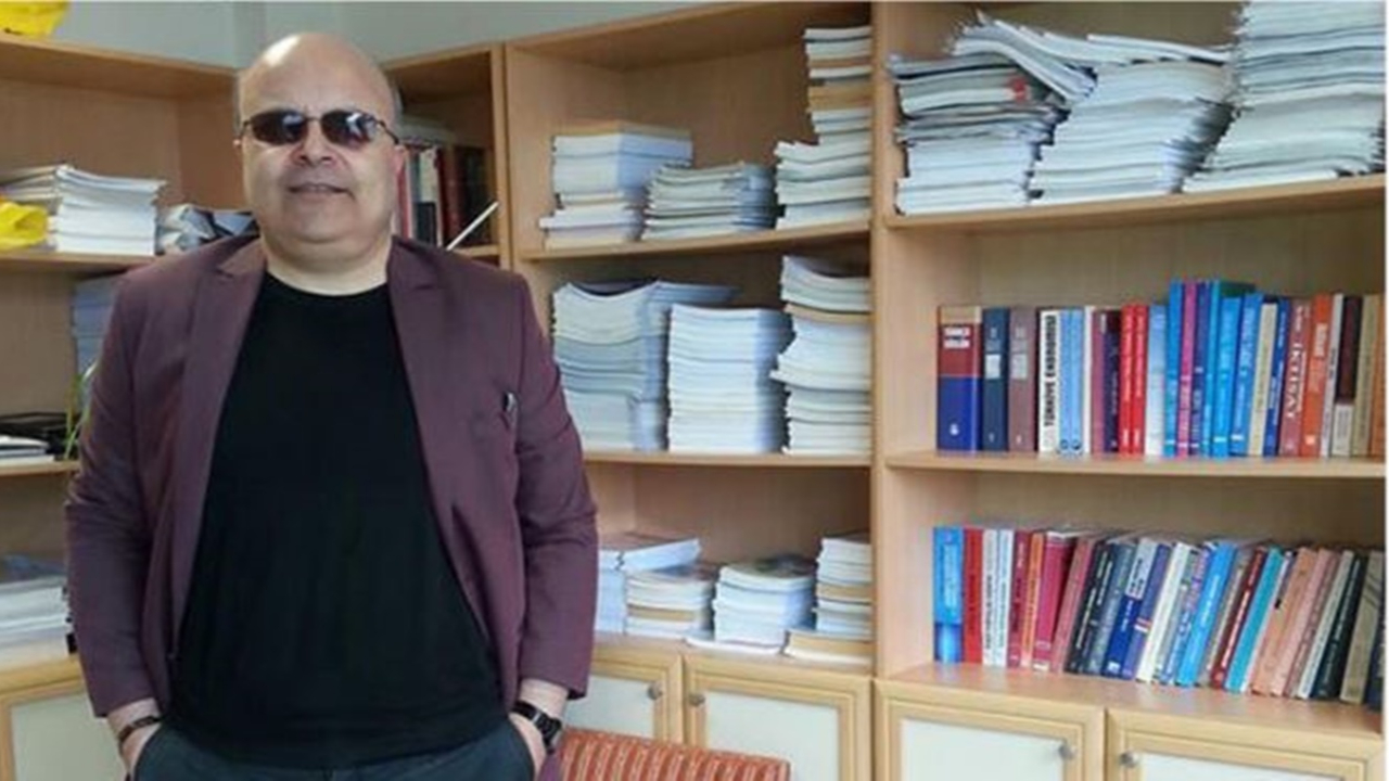 Balkondan atlayan profösör hayatını kaybetti!