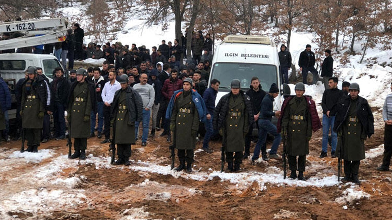 Şehit cenazesinde duygulandıran anlar! Üşümesinler diye montlarını askerlere giydirdiler!