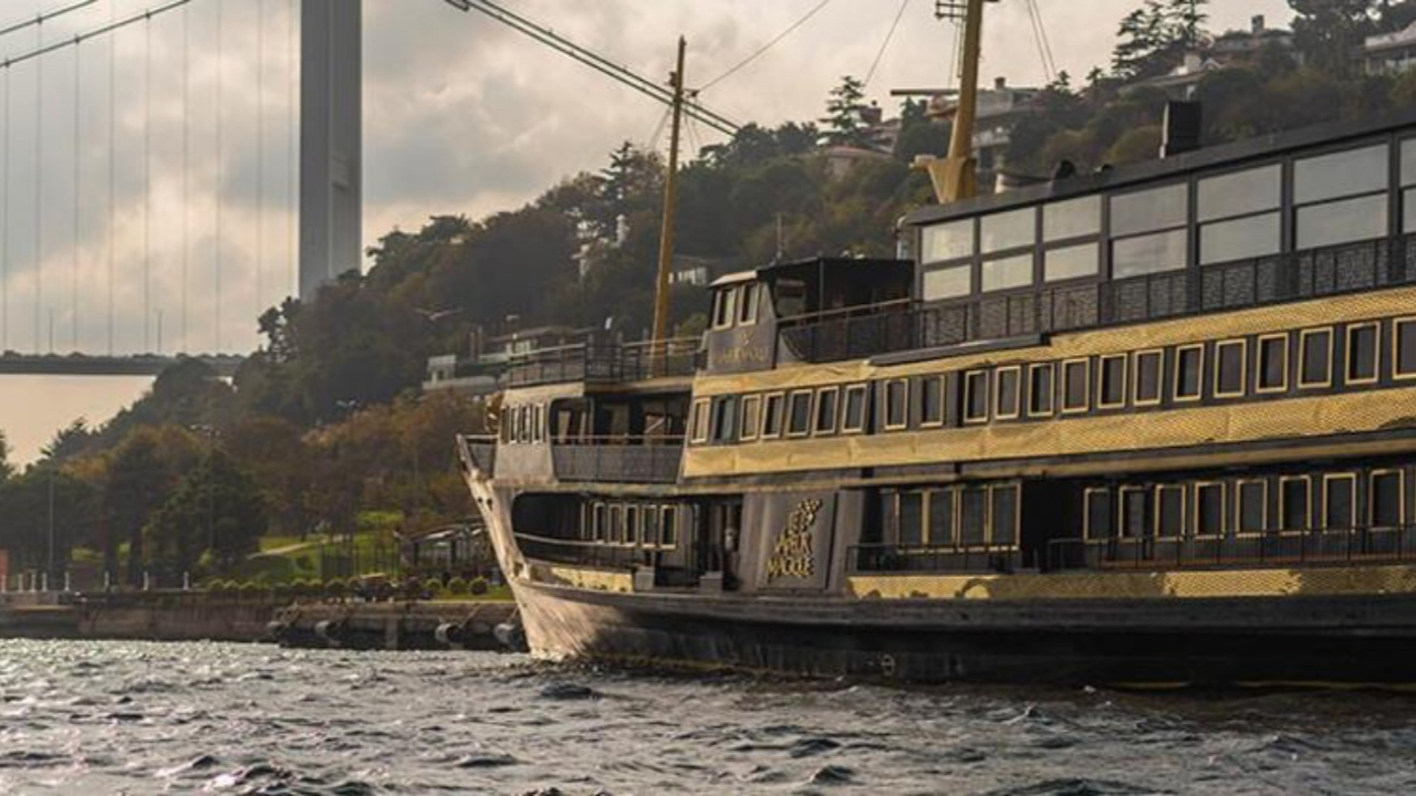 Yüzen ilk mağaza İstanbul Boğazı'nda hizmete girdi!