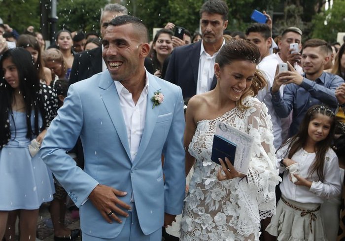Carlos Tevez'i kendi düğününde soydular!
