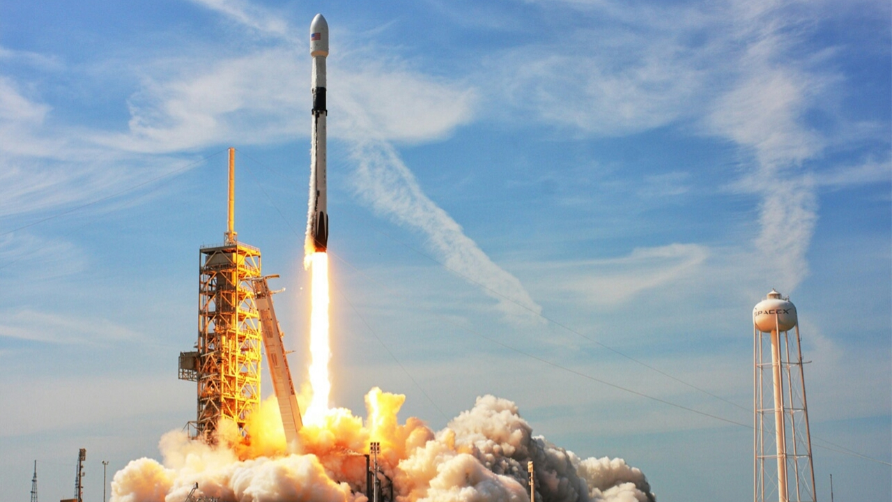 SpaceX acil durum kaçış sistemini test etti...