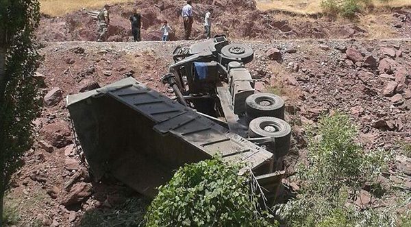 Isparta'da askeri araç devrildi