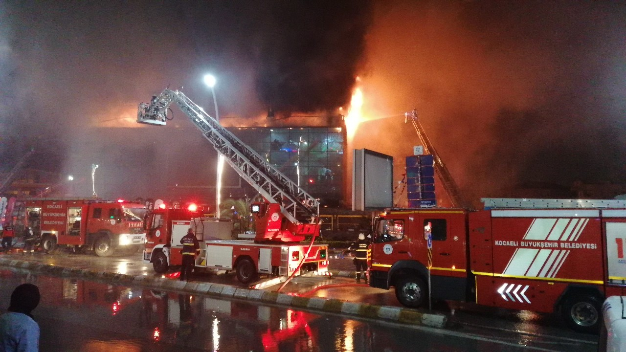 Kocaeli'nde AVM'de yangın!