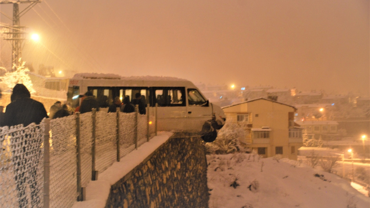 Minibüs tel örgülere takılarak asılı kaldı!