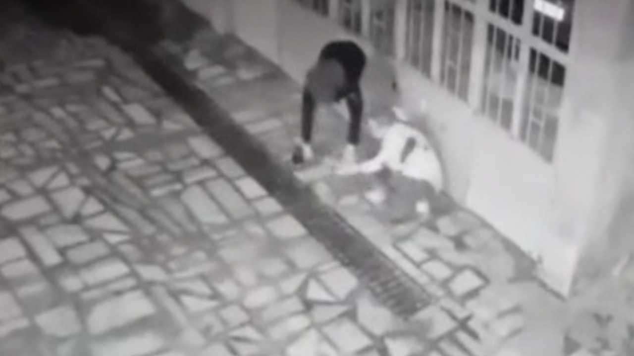 Annesini defalarca korkutmak için bıçaklamış...