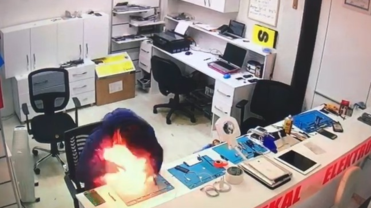 Cep telefonunun bataryası patladı...