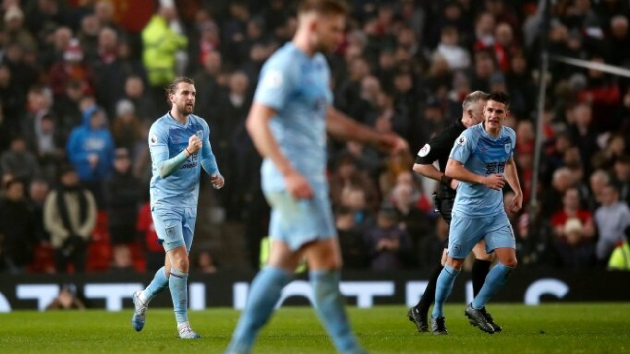 Manchester United'a evinde büyük şok!