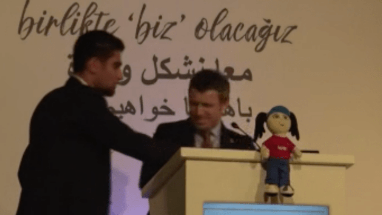 Göç İdaresi Başkanı kürsüde kalp krizi geçirdi